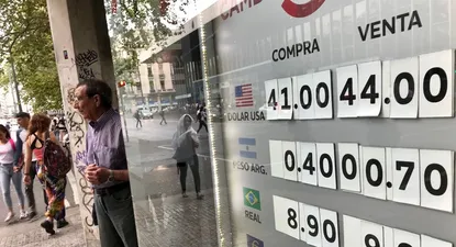 El dólar mantiene su tónica bajista y este miércoles cerró por debajo de $ 43.