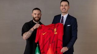 Nahitan Nández con su nueva camiseta, la de Al Quadsiah de Arabia Saudita