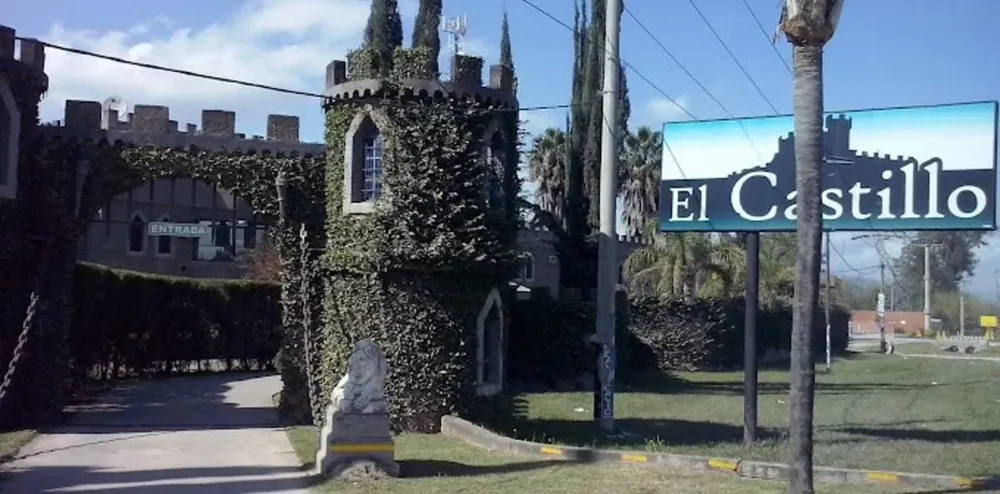 El hotel alojamiento El Castillo, a donde un policía irrumpió en la habitación en la que su ex estaba con otro hombre