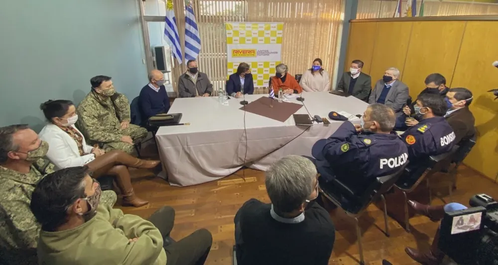 López, positiva de covid-19, aparece de blanco en la foto, a dos lugares de Lacalle Pou y entre la intendenta de Rivera y el presidente de ASSE