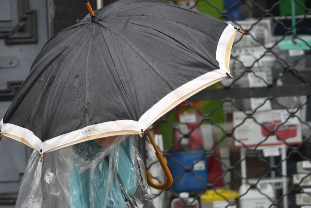Se trata de una perturbación atmosférica asociada a masa de aire húmeda e inestable afecta el país, generando tormentas algunas puntualmente muy fuertes