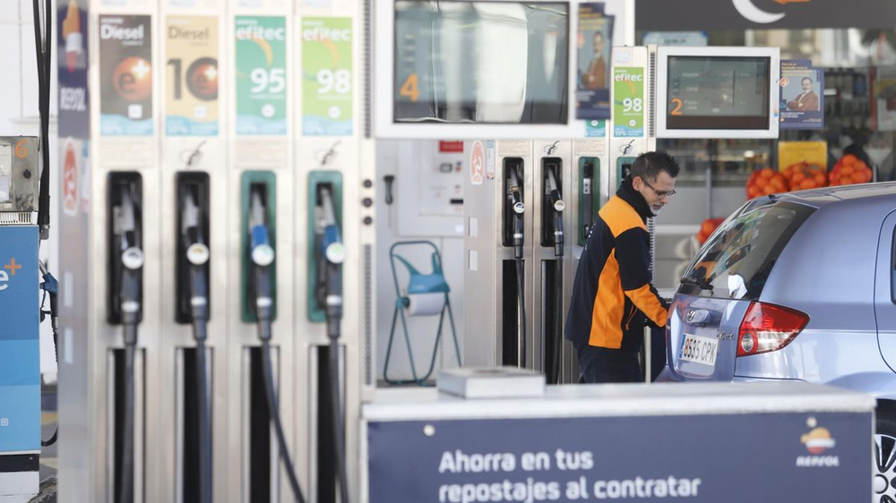 El precio de los combustibles y de la electricidad disparan la inflación en España.