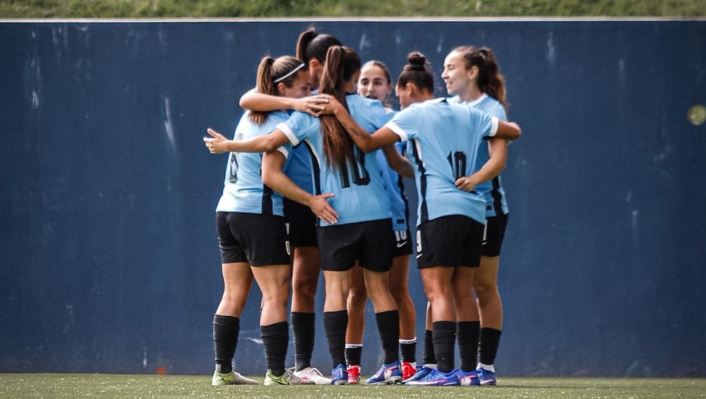Uruguay celebra uno de los goles con los que venció a Ecuador