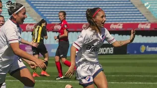 Solange Lemos y Oriana Fontán, celebrando un gol clásico