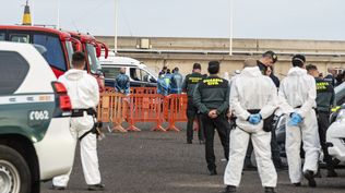 Pasajeros evacuados del crucero MV Hondius fondeado cerca del puerto de Granadilla&nbsp;