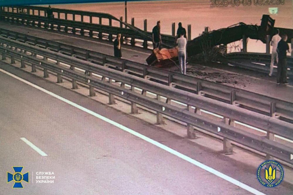 El puente Kerch en Crimea tras el ataque submarino de Ucrania