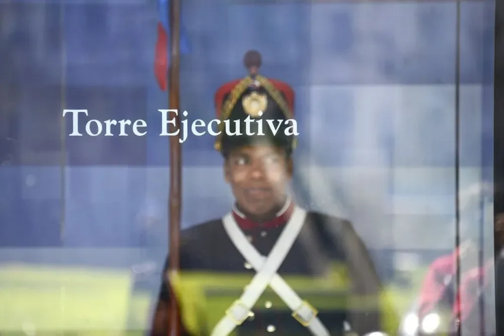 Lunes 18. Soldado de Blandengues aguarda en la puerta de Presidencia la llegada de Lucía Topolanksy.