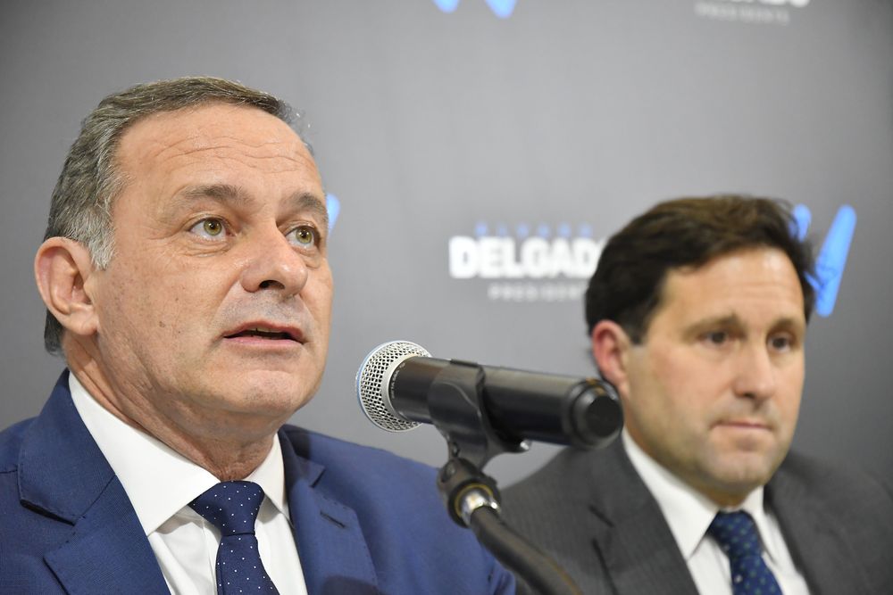 El candidato Álvaro Delgado junto al economista Diego Labat, quien asumiría como ministro de Economía si gana las elecciones. Archivo