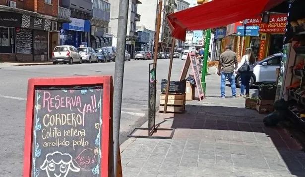 En varios comercios de Montevideo ya están reservando comidas para las fiestas, como el cordero asado.