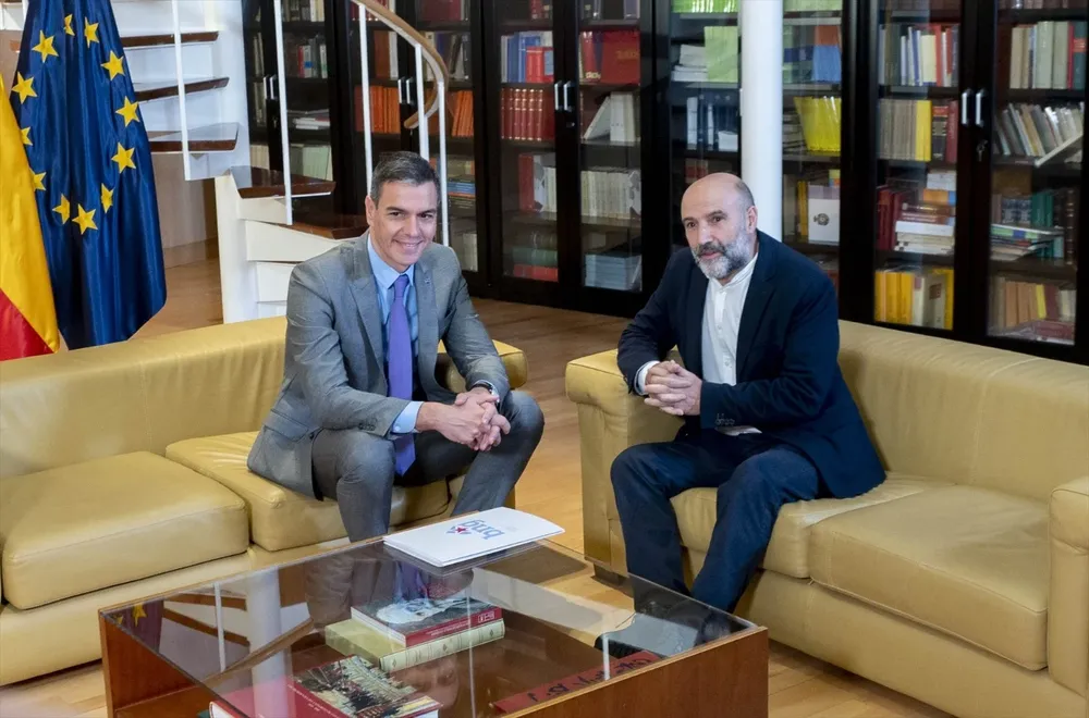 El presidente del Gobierno en funciones, Pedro Sánchez (i), junto al diputado de BNG Néstor Rego (d)