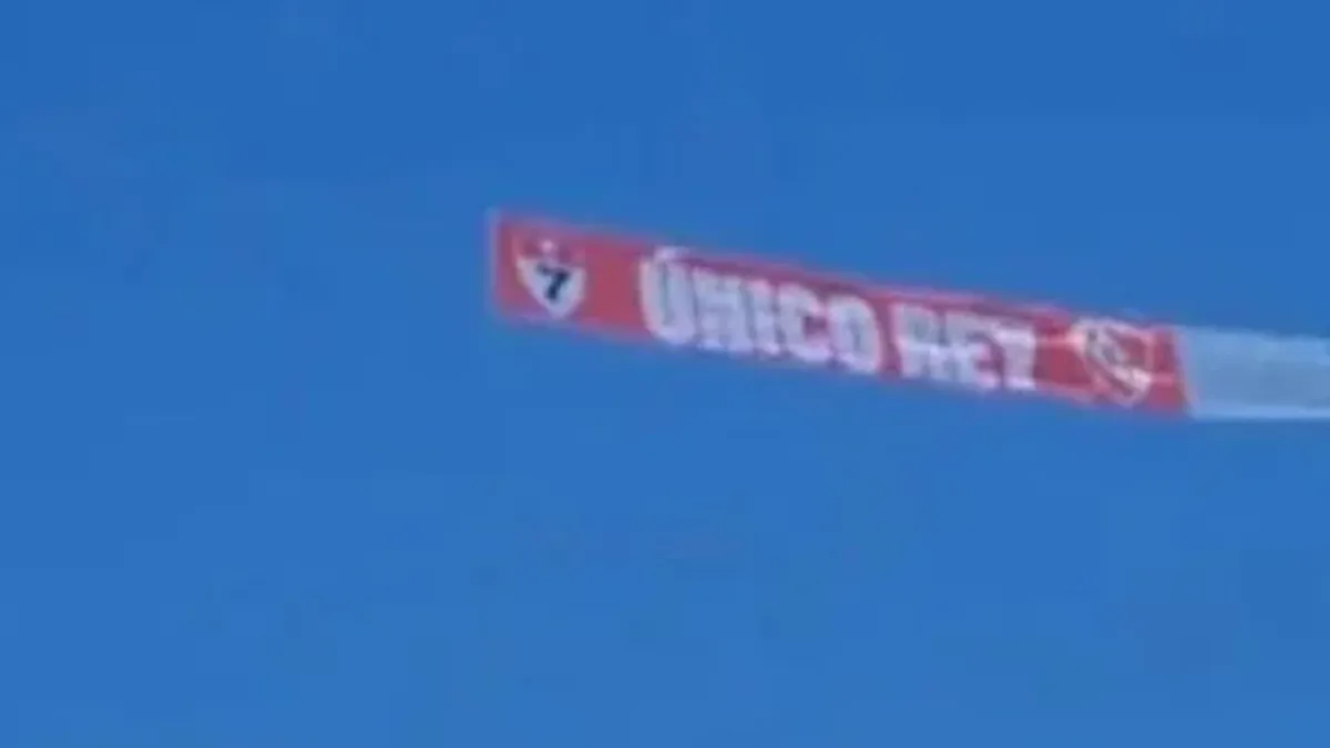 La Gastada De Los Hinchas De Independiente A Boca Un Avión Cruzó El Cielo De Río Con Un Fuerte 5485