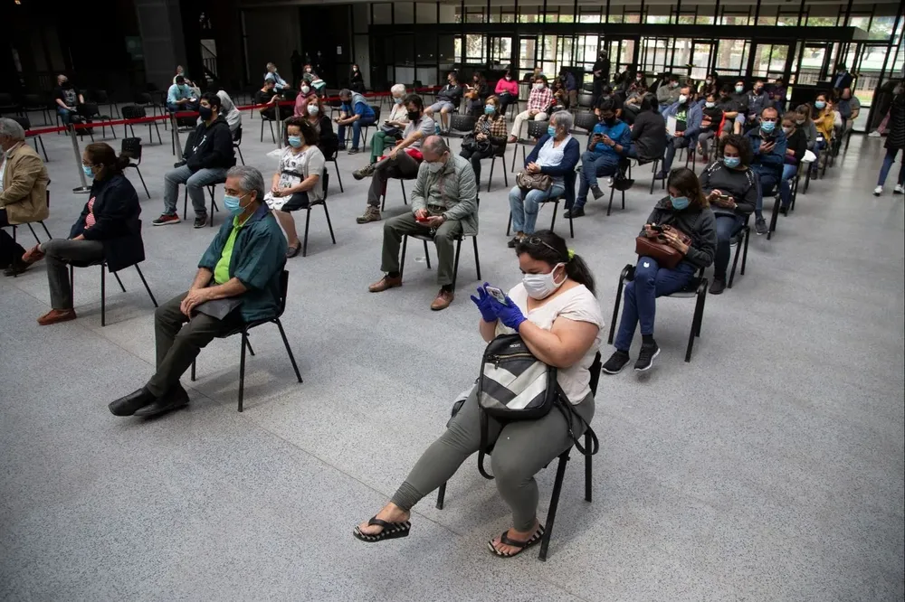 Chile, filas para la vacunación