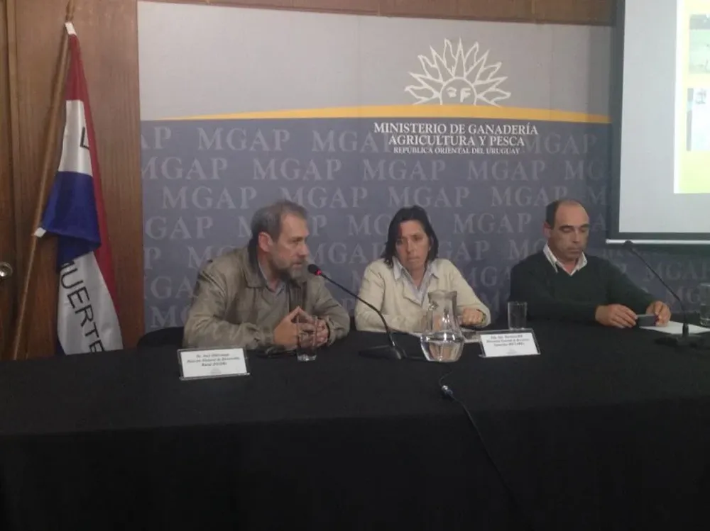 José Olascuaga, Mariana Hill y Marcos Martínez, ayer en la conferencia del MGAP.