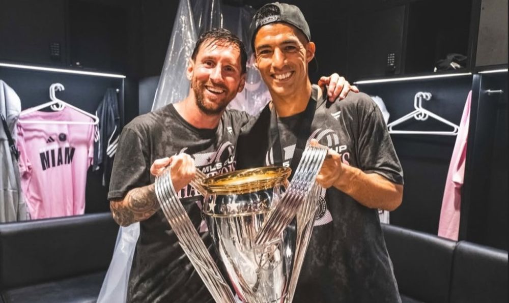 Lionel Messi y Luis Suárez con la copa ganada con Inter Miami al obtener el torneo de la MLS de Estados Unidos