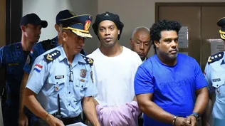 Ronaldinho sigue preso y perdió al fútbol-tenis contra un asesino y un ladrón