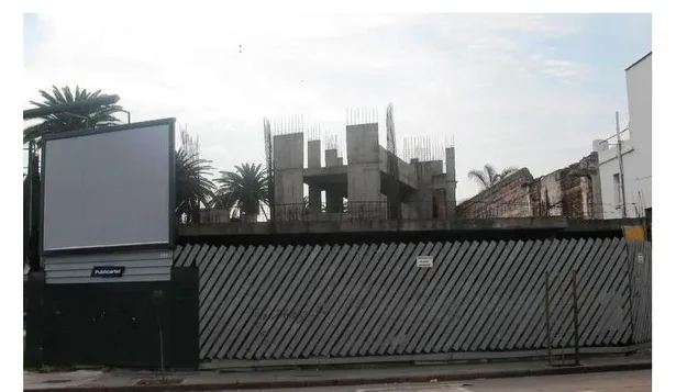 La superficie que abarca la edificación es de 689 m2