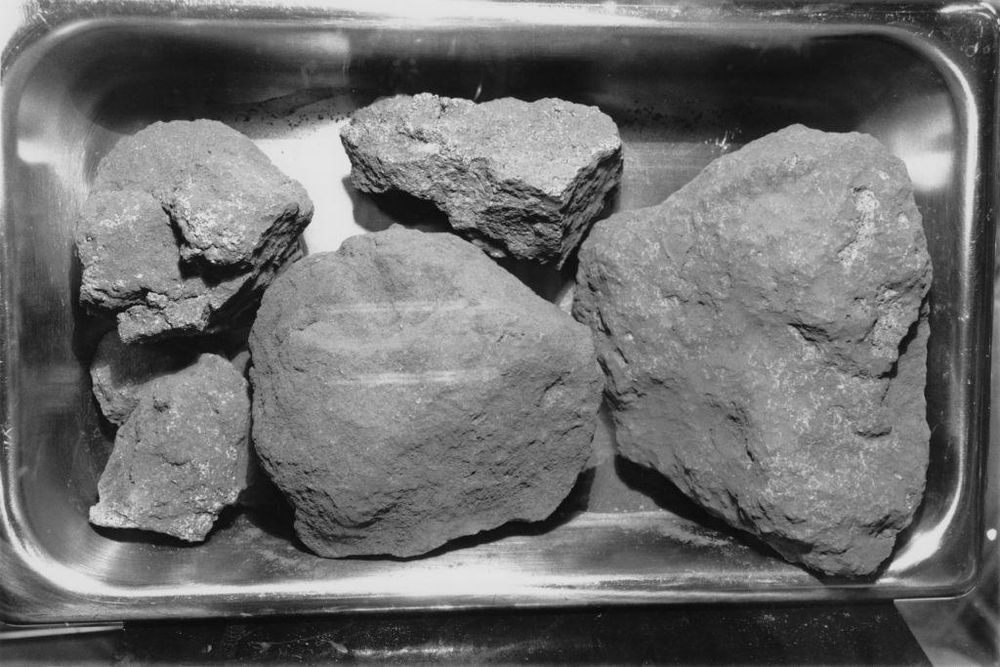 Las muestras lunares traídas a la Tierra por las misiones Apolo siguen siendo objeto de estudio.