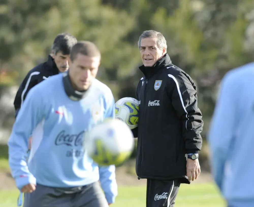 Tabárez entrena a su equipo