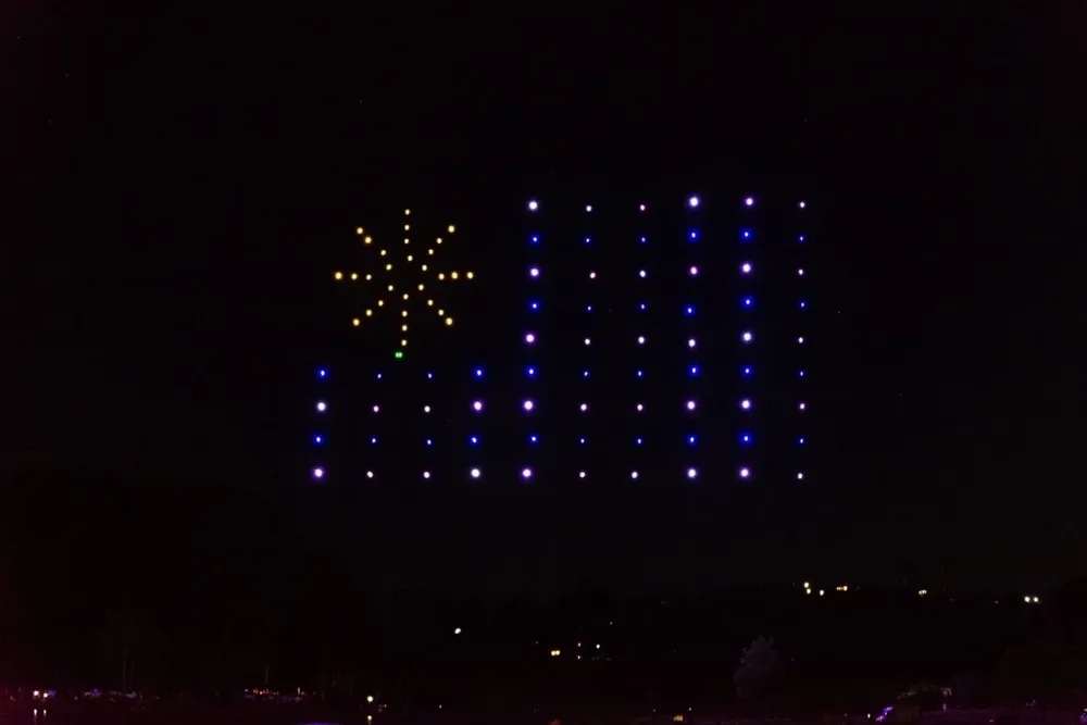 Show navideño de drones en el balneario Iporá de Tacuarembó