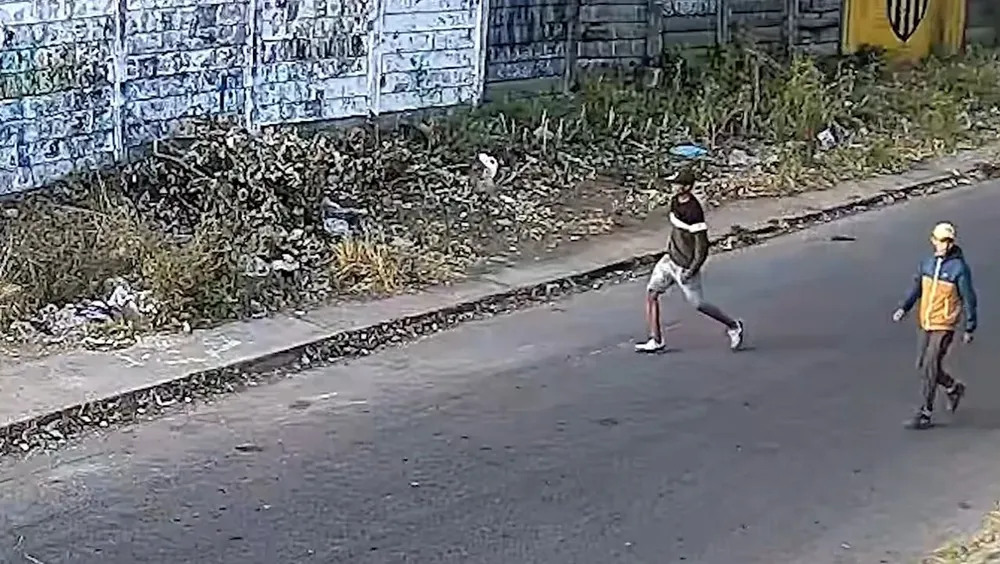 Captura de pantalla del video donde se ve a los dos hombres