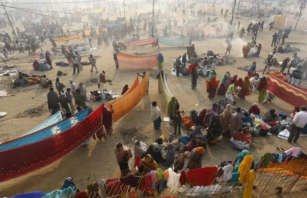 Una multitud de indios congregada para darse un baño santo en aguas del río Sangam