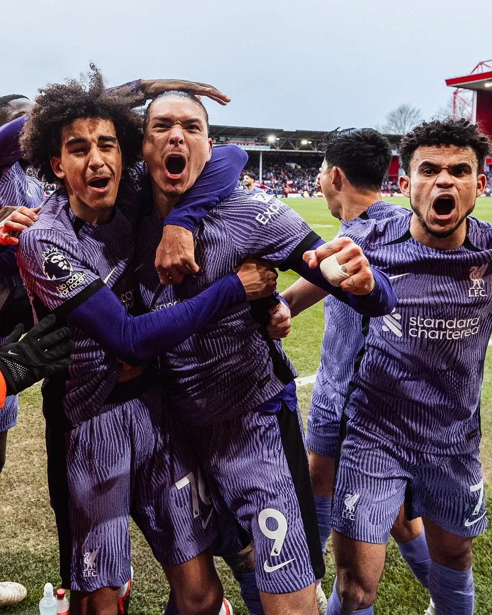 Darwin Núñez celebró su gol para Liverpool y a su lado aparecen Jayden Danns y el colombiano Luis Díaz