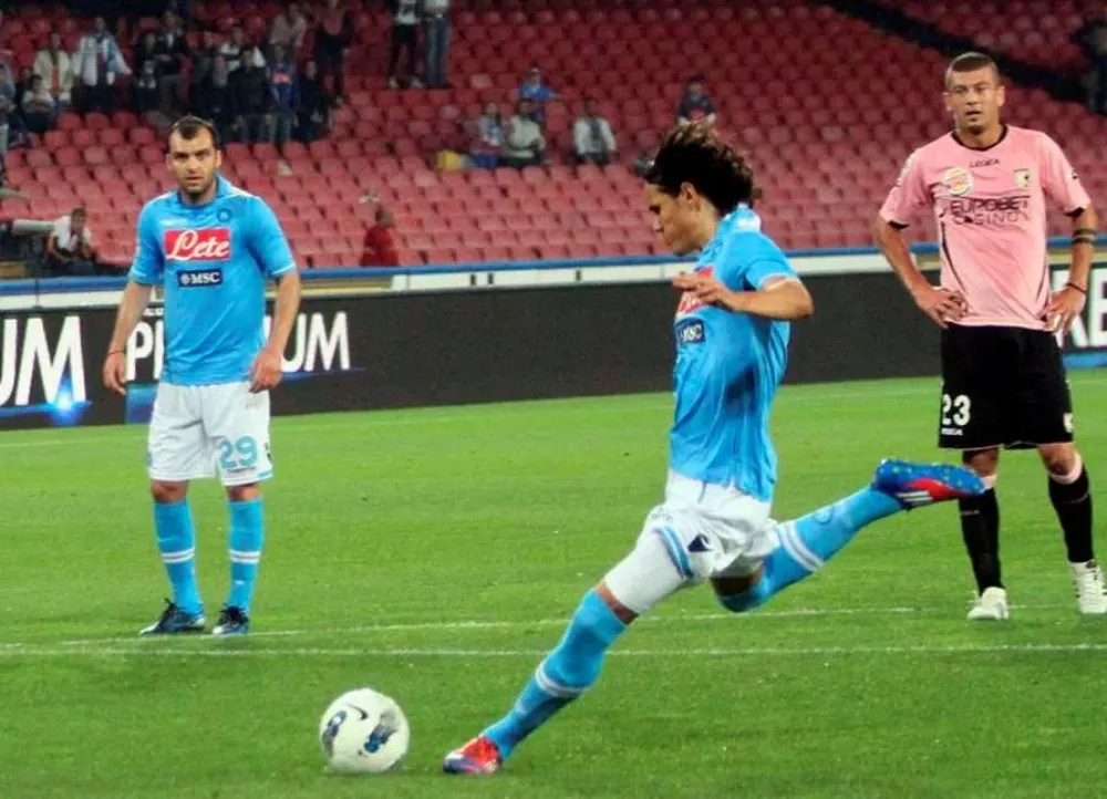 Cavani ejecuta el penal ante el Palermo