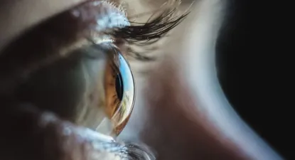 El hombre fue sometido a una terapia llamada optogenética, que usa las proteínas para controlar las células en la parte posterior del ojo