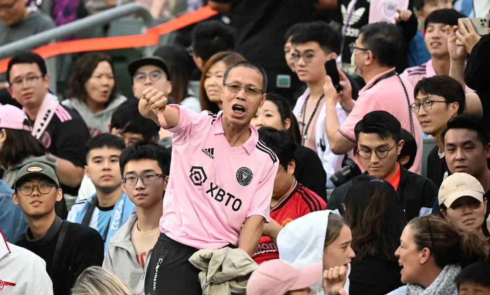 Los hinchas de Hong Kong reaccionaron