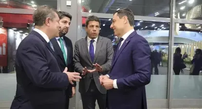 Los presidentes de la Generalitat Valenciana, Carlos Mazón (2d); Castilla-La Mancha, Emiliano García-Page (i); Andalucía, Juanma Moreno (d); Murcia, Fernando López Miras (2i), han mantenido un encuentro informal en Fitur