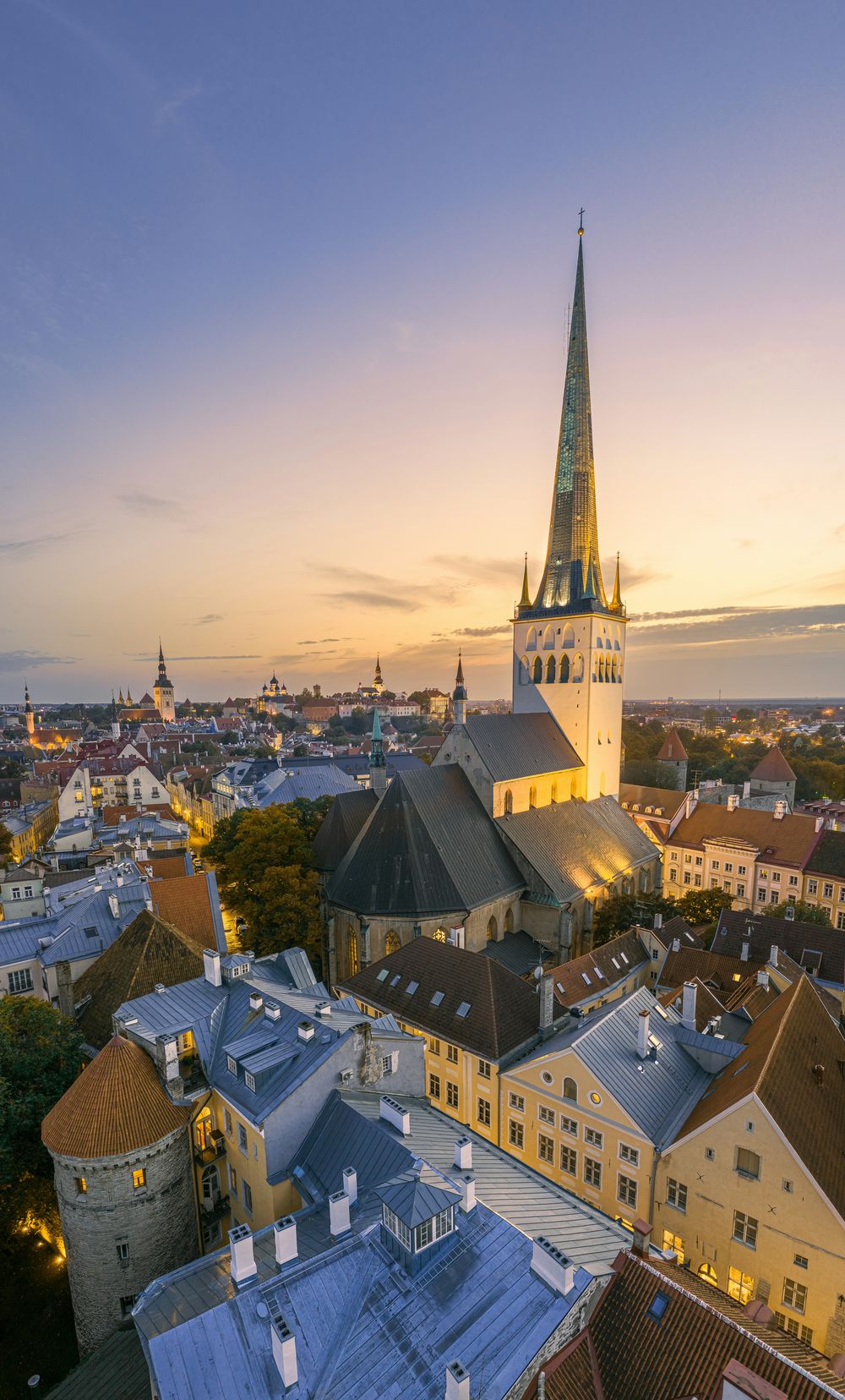 Estonia ofrece transporte público gratuito en su capital, Tallin, facilitando la movilidad diaria sin costo.