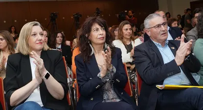 La ministra de Igualdad, Ana Redondo (c), y la consejera de Familia e Igualdad de Oportunidades de la Junta de Castilla y León , Isabel Blanco (i), participan en la jornada Mujeres y vida en el medio rural, organizada por COAG y la Federación de Mujeres del Medio Rural CERES, junto al presidente de esta organización agraria, Lorenzo Rivera (d).EFE.