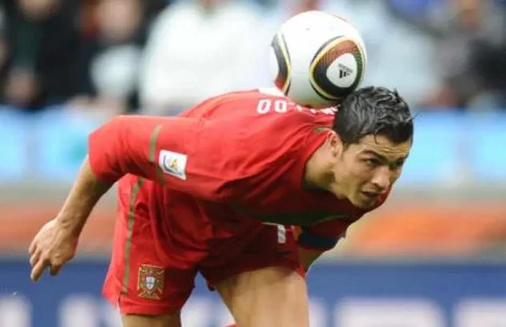 Ronaldo llevó la pelota con la espalda para marcar su gol.