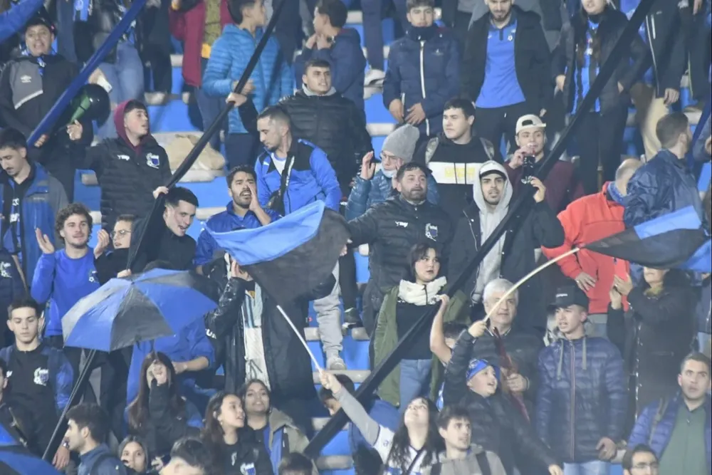 Hubo un fuerte cruce de hinchas de Liverpool y Nacional previo al partido