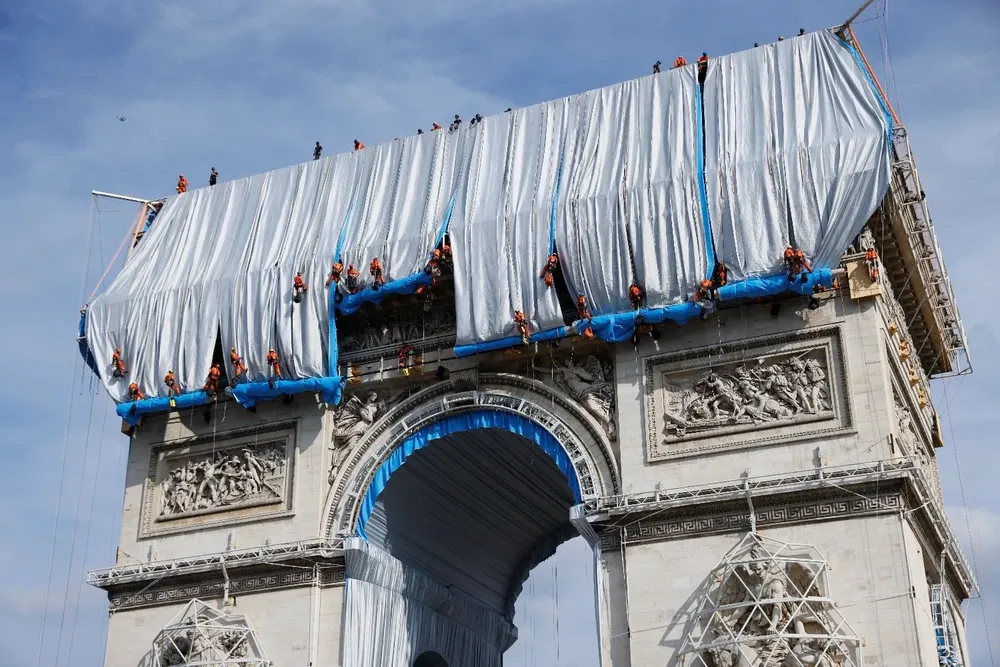 El proyecto, con un costo de 14 millones de euros ( US$ 16,5 millones), se autofinancia gracias a la venta de obras originales de Christo