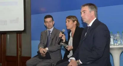 Ejecutivos de BBVA explicando el nuevo producto