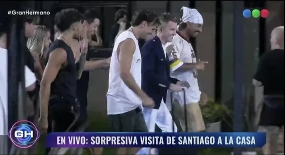 Santiago Del Moro ingresando a la casa