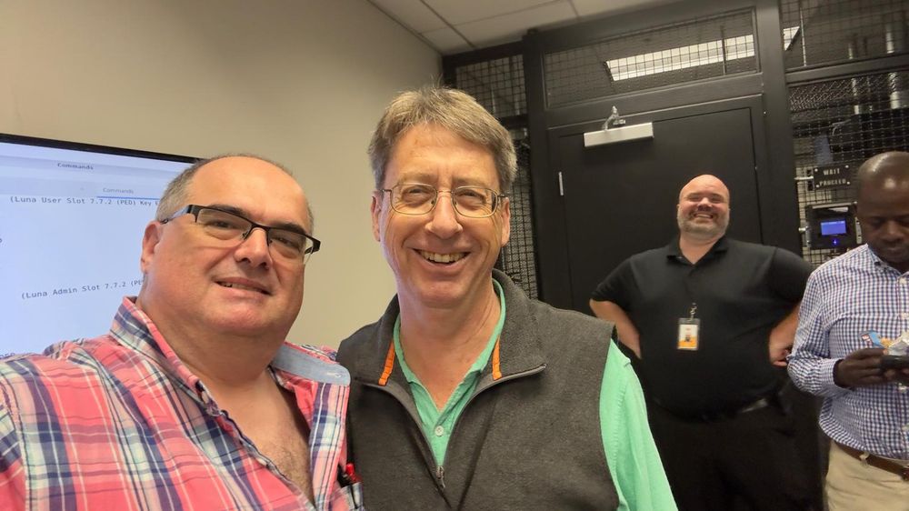 Carlos Martínez en el data center de Los Ángeles