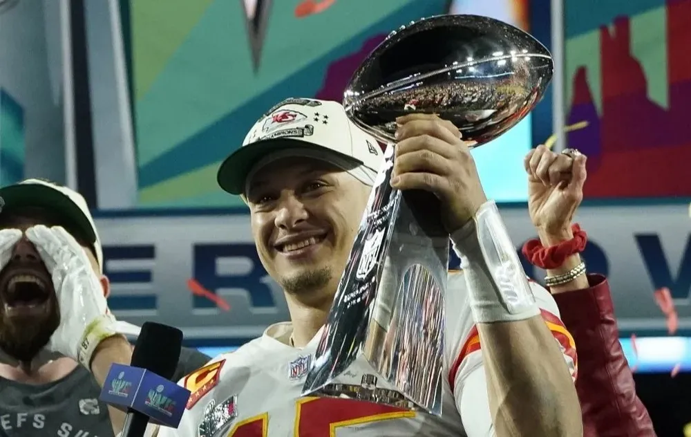 Patrick Mahomes con el trofeo