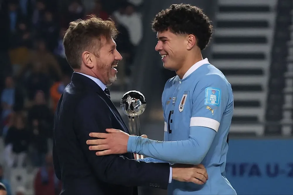 Alan Matturro recibe el premio de manos del presidente de Conmebol, Alejandro Domínguez