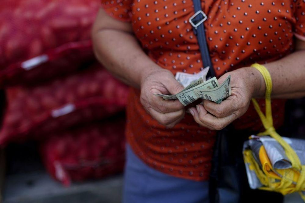 El enorme déficit de la balanza comercial de El Salvador se compensa con las remesas, las transferencias que reciben los salvadoreños de sus familiares en el extranjero.