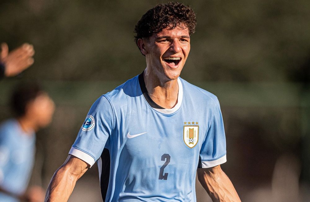 Gabriel da Silva celebra el gol de Uruguay contra Chile