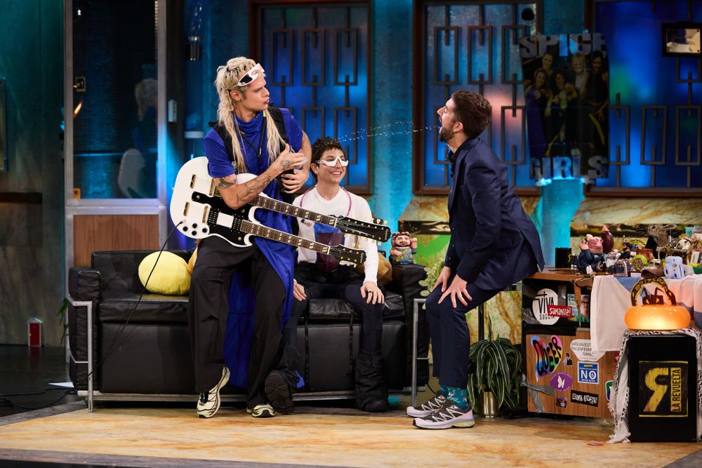 Ca7riel, Paco Amoroso y David Broncano en La Revuelta.