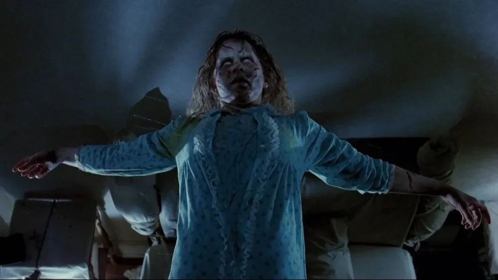 La escena en que la protagonista levita antes del exorcismo.