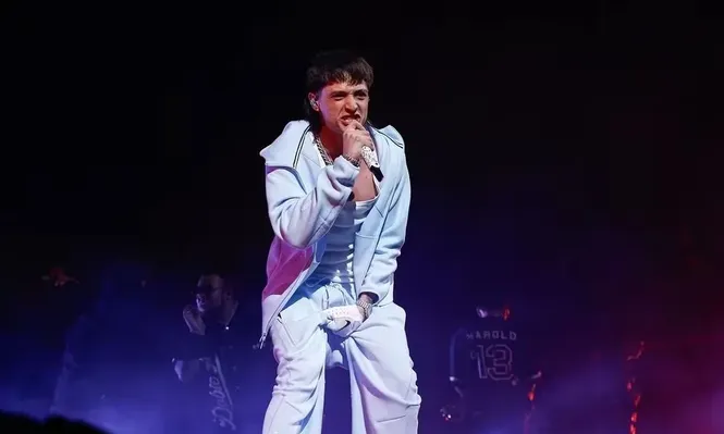 Peso Pluma llenó el Movistar Arena de la Ciudad de Buenos Aires.