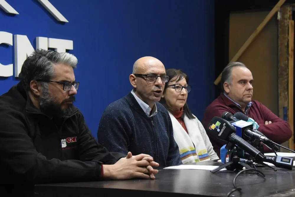 Archivo. Conferencia de prensa del PIT-CNT sobre el proyecto de reforma de la seguridad social. Martín Pereira, Marcelo Abdala, Elbia Pereira y Joselo López en agosto de 2022