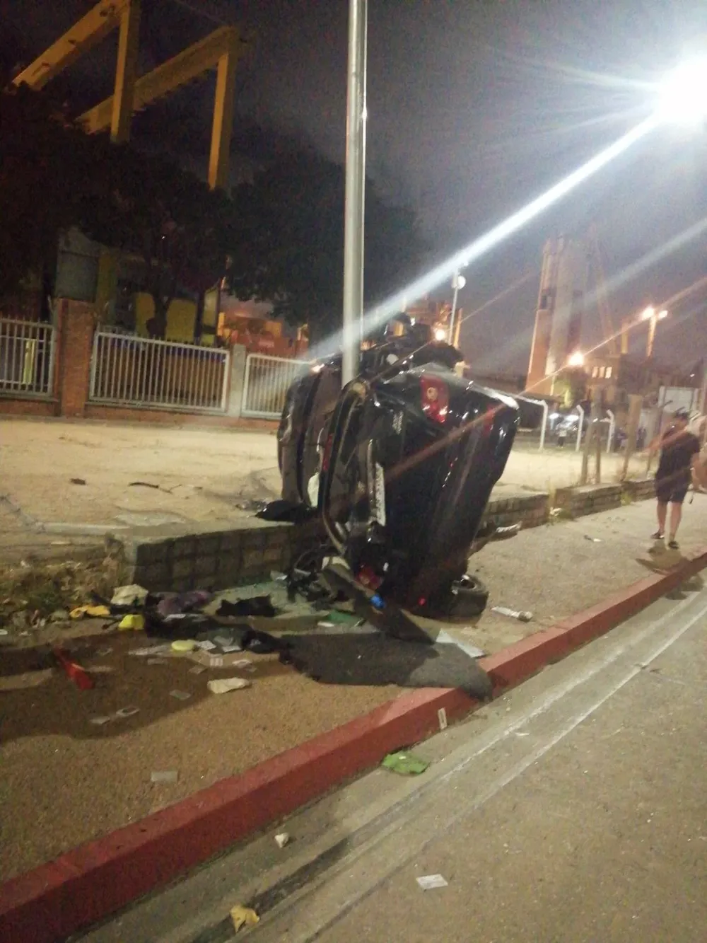 Imagen del vehículo después del choque contra la columna