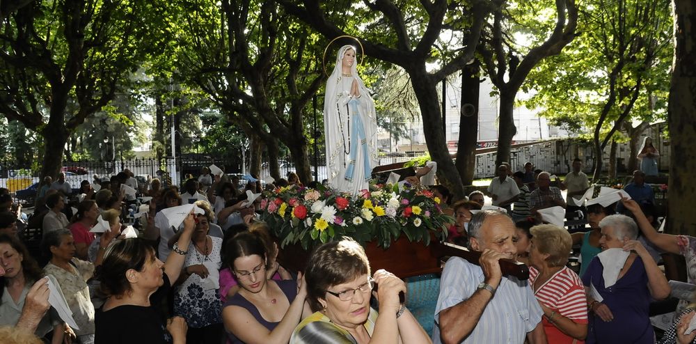 España celebra durante todo este martes el Fiesta patronal de la Virgen de Lourdes.