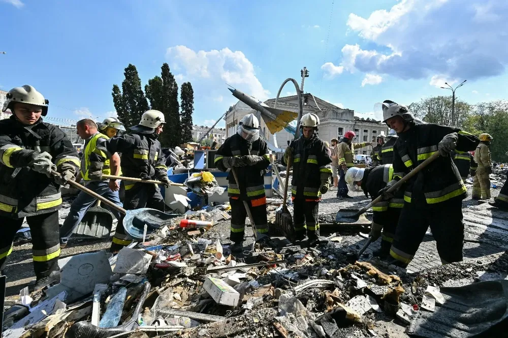 Los bomberos sacan los escombros de un edificio dañado luego de un ataque aéreo ruso en la ciudad de Vinnytsia, en el centro-oeste de Ucrania, el 14 de julio de 2022.