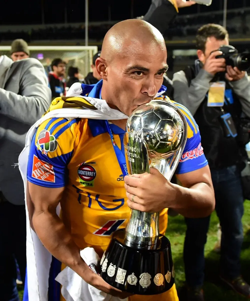 Egidio con la copa de campeón del Apertura mexicano